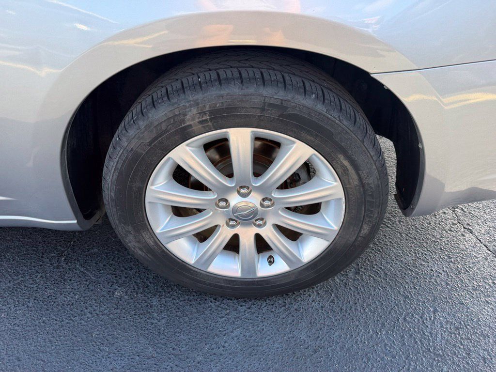 Used 2013 Chrysler 200 Touring FWD image 9