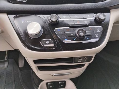 Used 2019 Chrysler Pacifica Touring-L FWD image 21