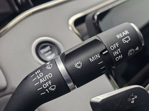 Used 2023 Land Rover Range Rover Evoque R-Dynamic SE image 13