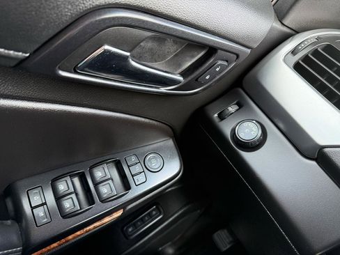 Used 2018 Chevrolet Suburban Premier image 33