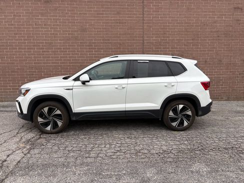 Used 2024 Volkswagen Taos SE AWD/4WD image 2