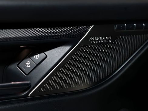 Used 2021 Jaguar F-PACE SVR image 32