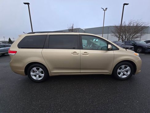 Used 2011 Toyota Sienna LE image 4