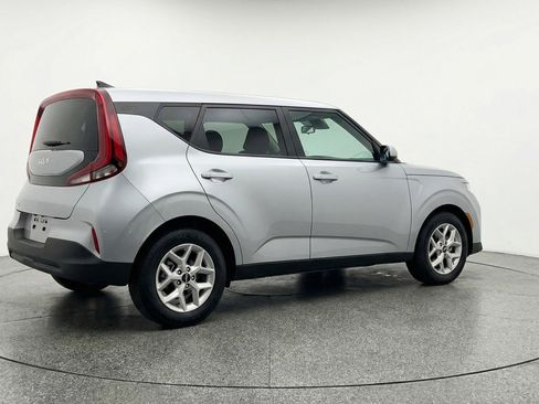 Used 2025 Kia Soul LX w/ LX Technology Package FWD image 9