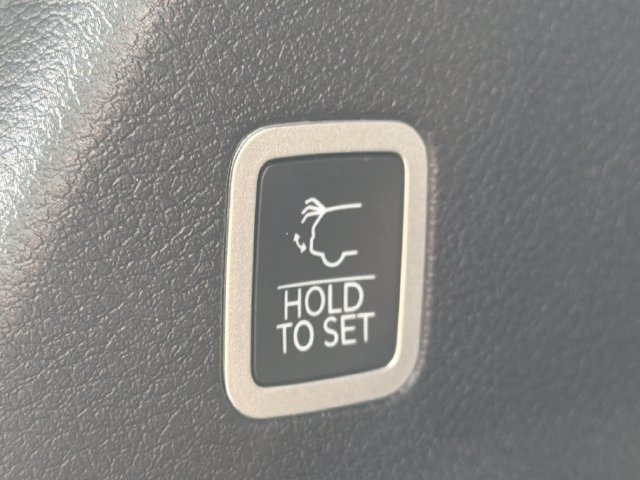 Used 2027 Chrysler Pacifica Select FWD image 18