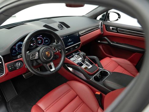 Certified 2022 Porsche Cayenne Turbo image 4