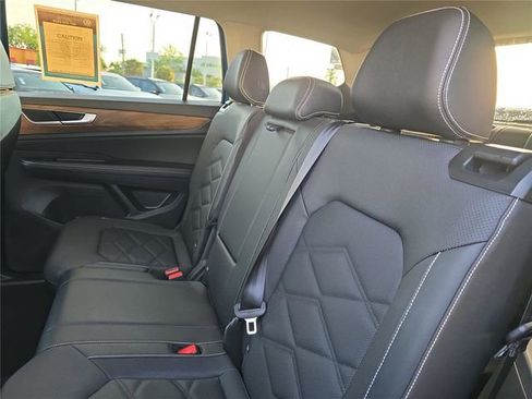 Used 2025 Volkswagen Atlas SE FWD image 8