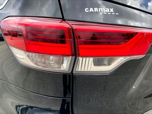 Used 2019 Toyota Highlander LE FWD image 28