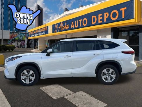 Used 2023 Toyota Highlander XLE FWD image 2