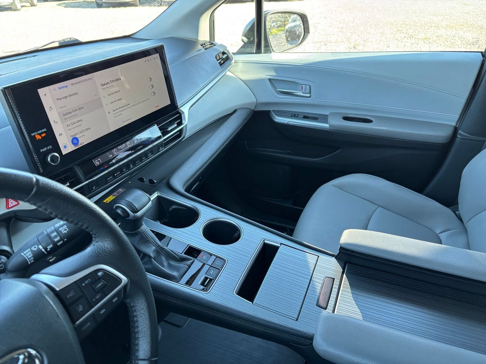 Used 2025 Toyota Sienna XLE FWD image 44