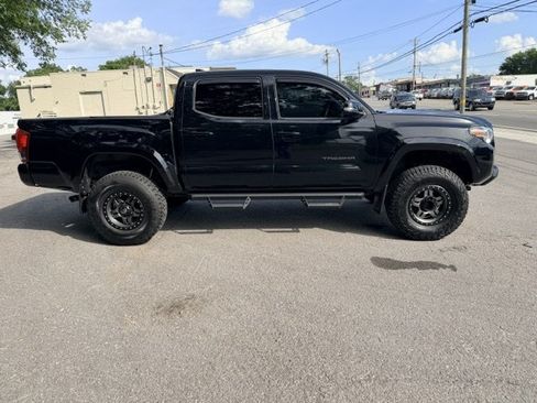 Used 2017 Toyota Tacoma TRD Sport w/ Tow Package AWD/4WD image 4