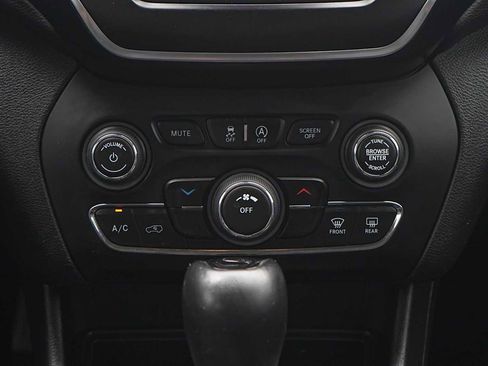 Used 2021 Jeep Cherokee Latitude Plus FWD image 20