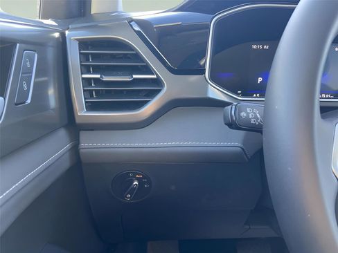 Used 2025 Volkswagen Taos SE image 24