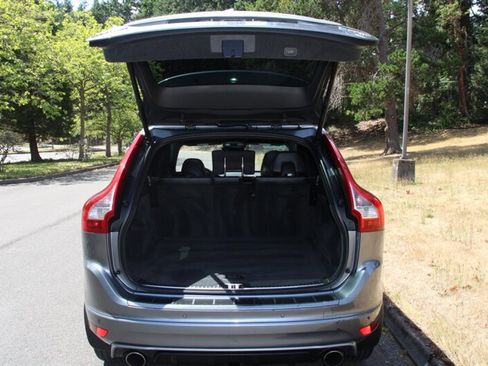 Used 2016 Volvo XC60 T6 R-Design Platinum w/ Climate Package AWD/4WD image 19