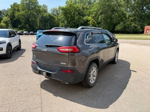 Used 2018 Jeep Cherokee Latitude w/ Cold Weather Group AWD/4WD image 5