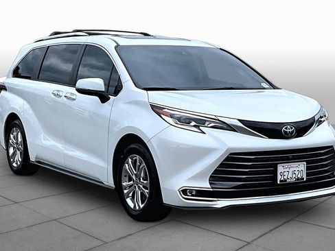 Used 2023 Toyota Sienna Platinum AWD/4WD image 2