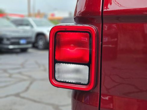 Used 2022 Jeep Gladiator Sport image 9