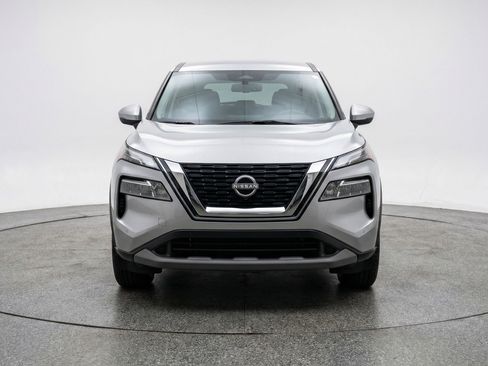 Used 2025 Nissan Rogue SV image 2
