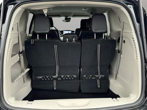 Used 2023 Chrysler Pacifica Touring-L image 25