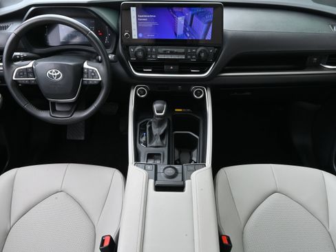 Used 2024 Toyota Grand Highlander XLE image 16