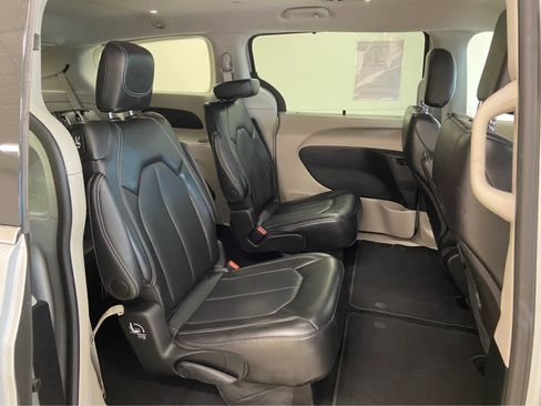 Used 2024 Chrysler Pacifica Touring-L image 16