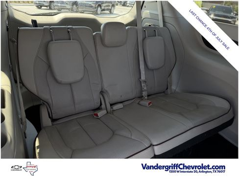 Used 2017 Chrysler Pacifica Limited FWD image 28