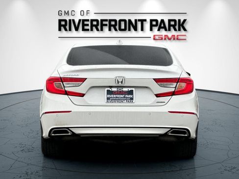 Used 2018 Honda Accord Touring image 4