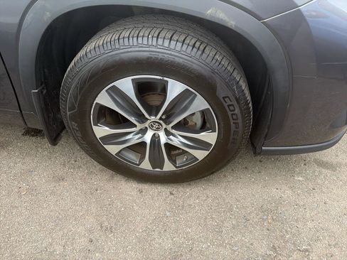 Used 2021 Toyota Highlander XLE image 4