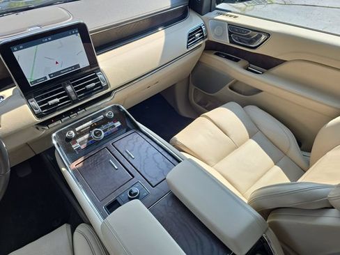 Used 2021 Lincoln Navigator Reserve w/ Luxury Package AWD/4WD image 29