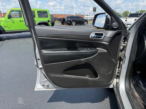 Used 2018 Jeep Grand Cherokee Laredo AWD/4WD image 15