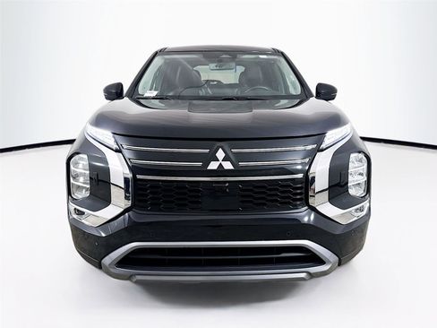 Used 2025 Mitsubishi Outlander SE image 2