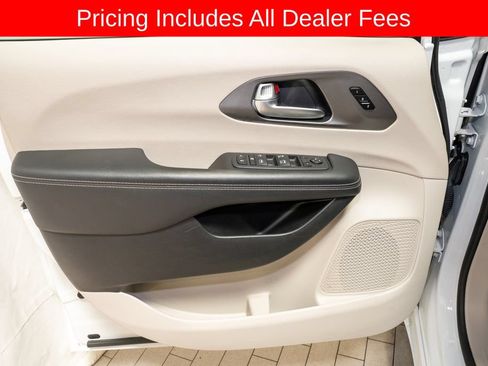 Used 2023 Chrysler Pacifica Touring-L FWD image 12
