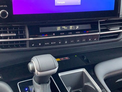 Used 2025 Toyota Sienna Platinum image 27