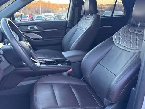Used 2025 Ford Explorer Platinum w/ LUX Leather Package image 9