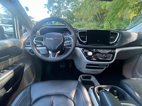 Used 2024 Chrysler Pacifica Touring-L FWD image 14