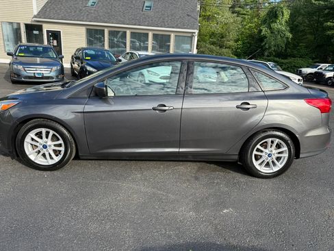 Used 2018 Ford Focus SE FWD image 4