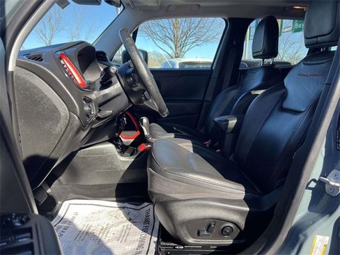 Used 2016 Jeep Renegade Trailhawk w/ Premium Trailhawk Package image 9