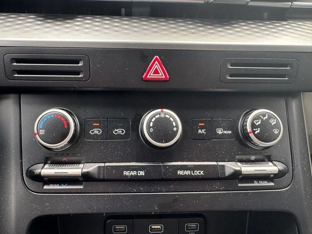 Used 2023 Kia Carnival LX FWD image 45
