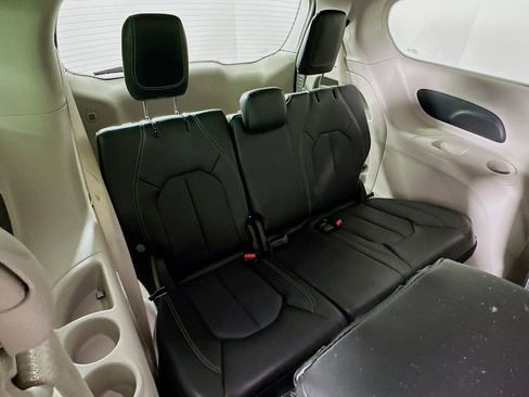 Certified 2024 Chrysler Pacifica Touring-L image 36