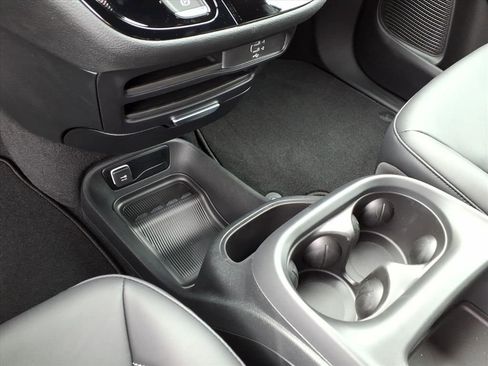 New 2026 Chrysler Pacifica Select image 25