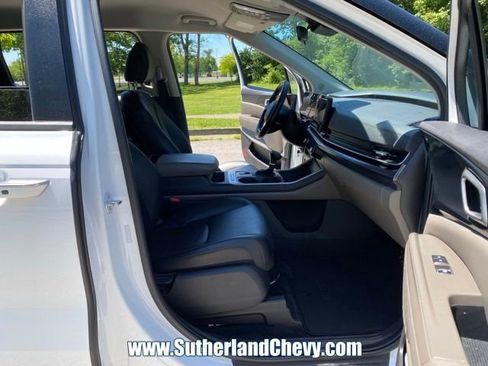 Used 2025 Kia Carnival FWD image 15
