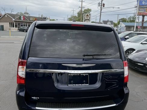 Used 2015 Chrysler Town & Country Touring FWD image 7
