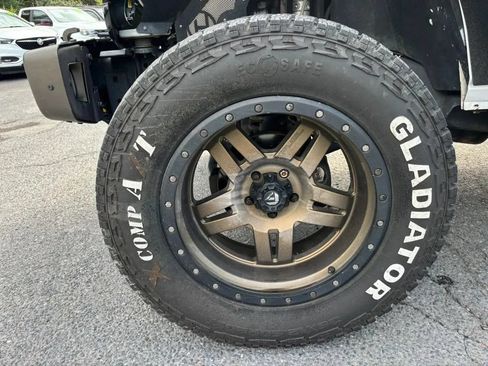 Used 2017 Jeep Wrangler Unlimited Sahara AWD/4WD image 11