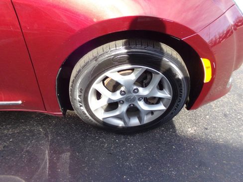 Used 2017 Chrysler Pacifica Touring-L w/ Tire & Wheel Group image 44