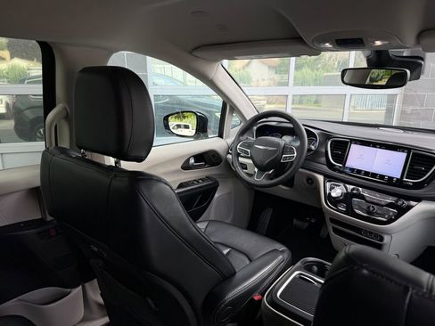 Used 2024 Chrysler Pacifica Limited FWD image 38