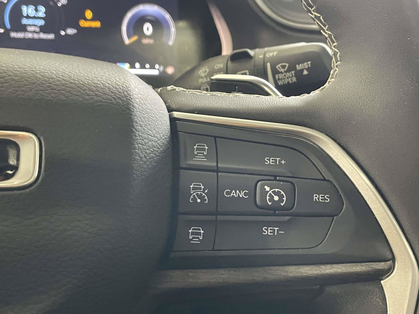 Used 2023 Jeep Grand Cherokee Limited AWD/4WD image 25