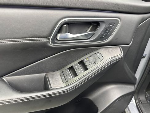 Used 2025 Nissan Rogue Platinum w/ Tech Package image 32