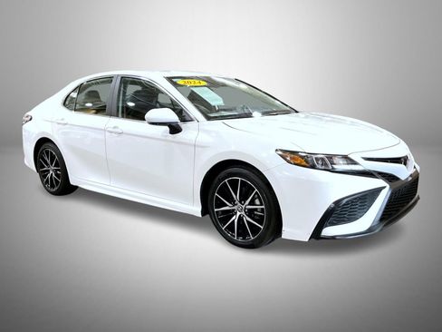 Used 2024 Toyota Camry SE image 3