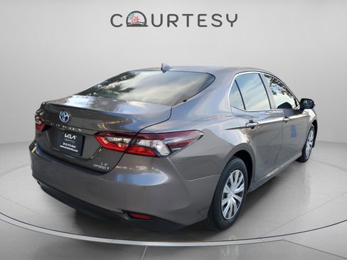 Used 2022 Toyota Camry LE image 5