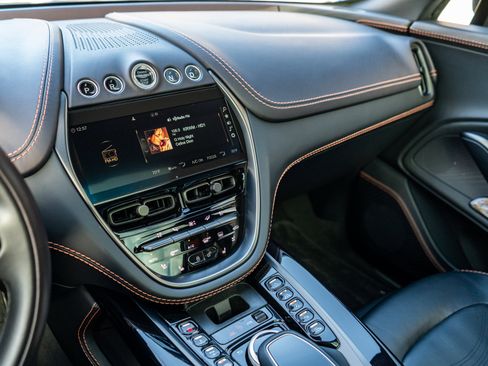 Used 2022 Aston Martin DBX image 9